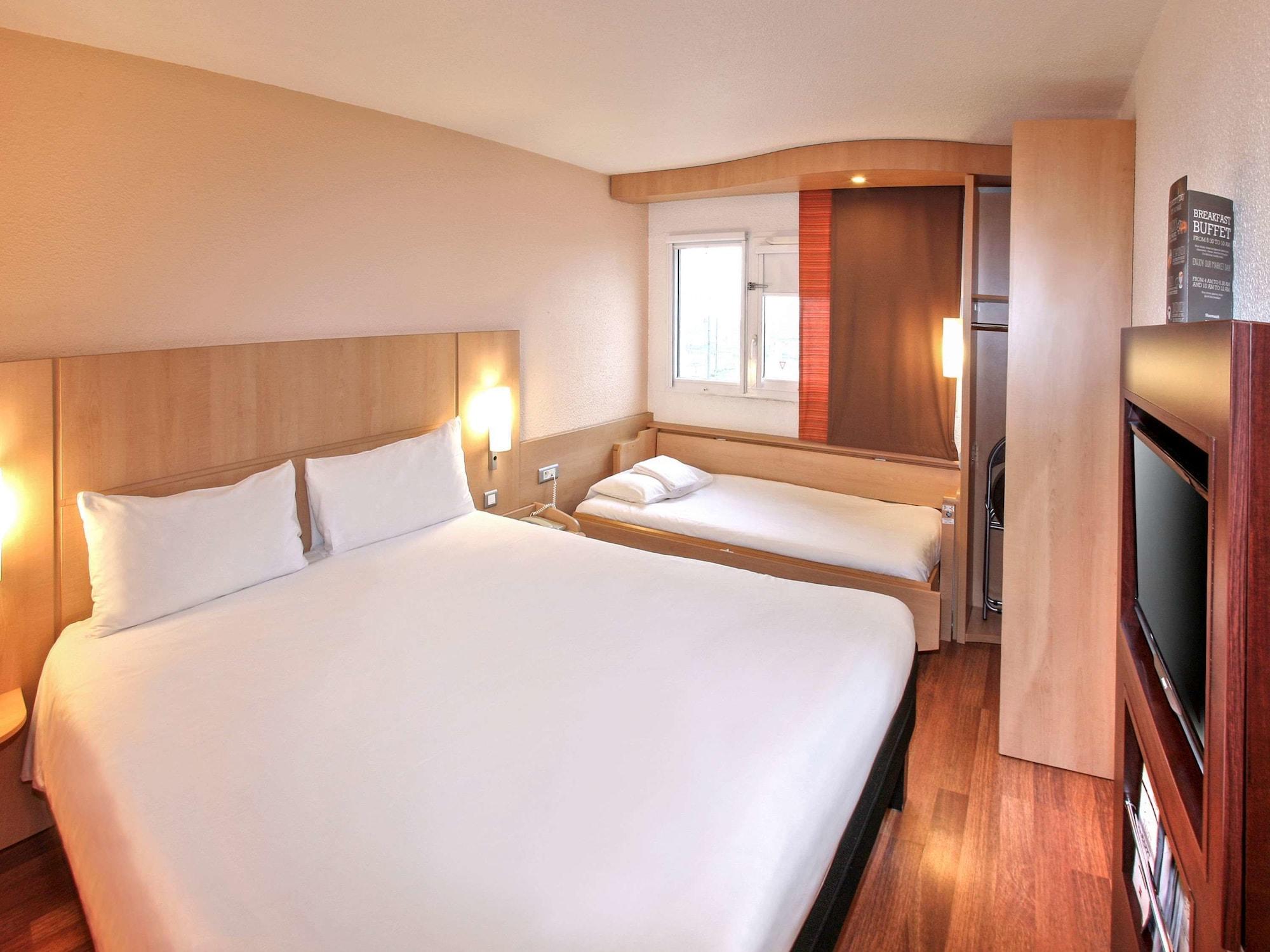 Hotel Ibis Poitiers Sud Esterno foto