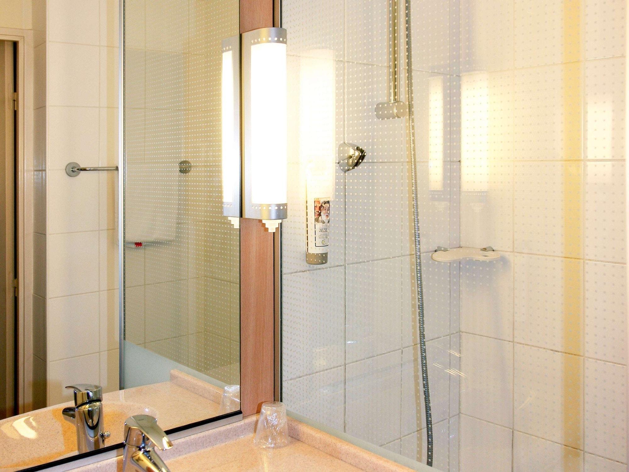 Hotel Ibis Poitiers Sud Esterno foto