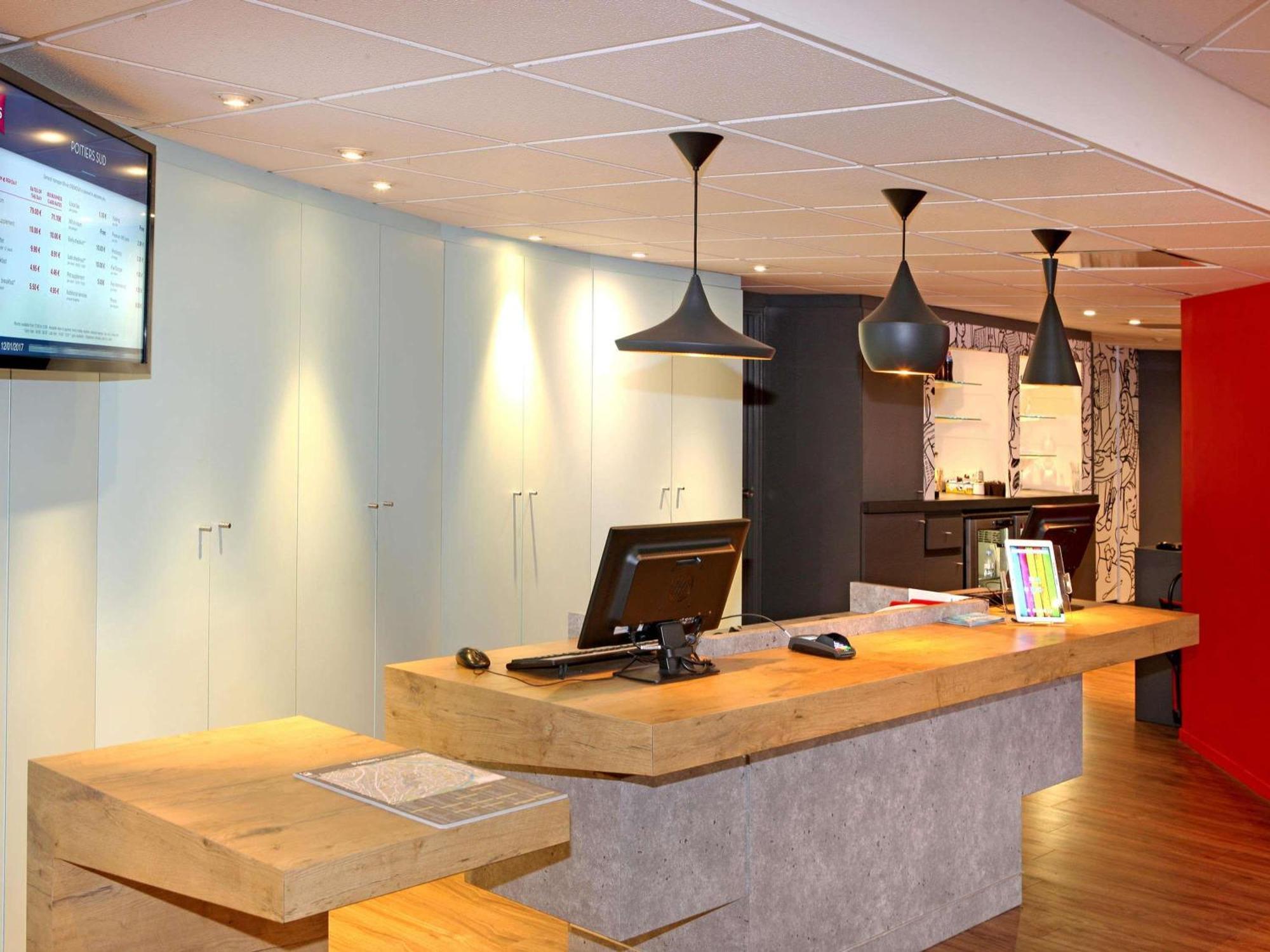 Hotel Ibis Poitiers Sud Esterno foto