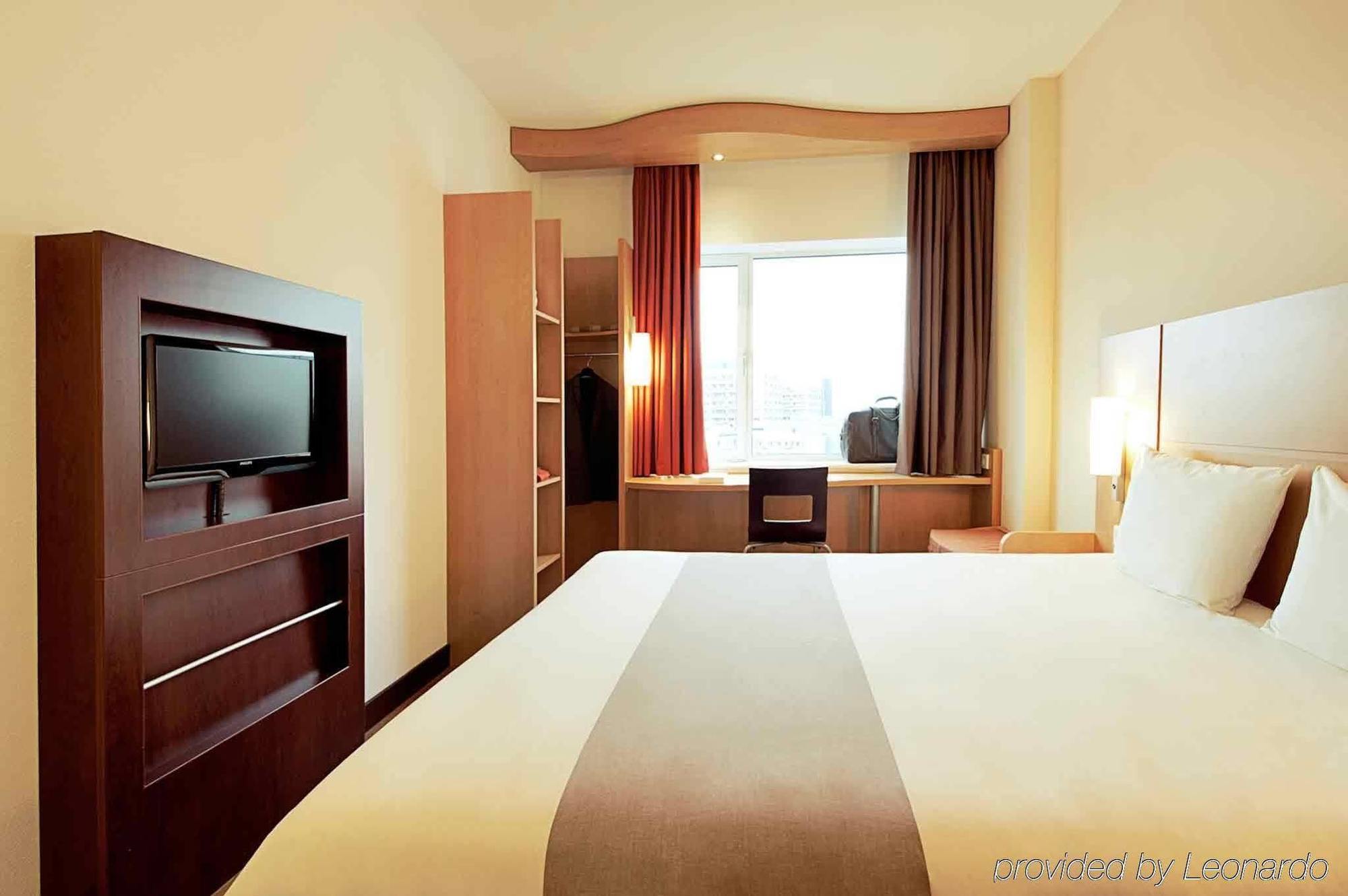 Hotel Ibis Poitiers Sud Esterno foto